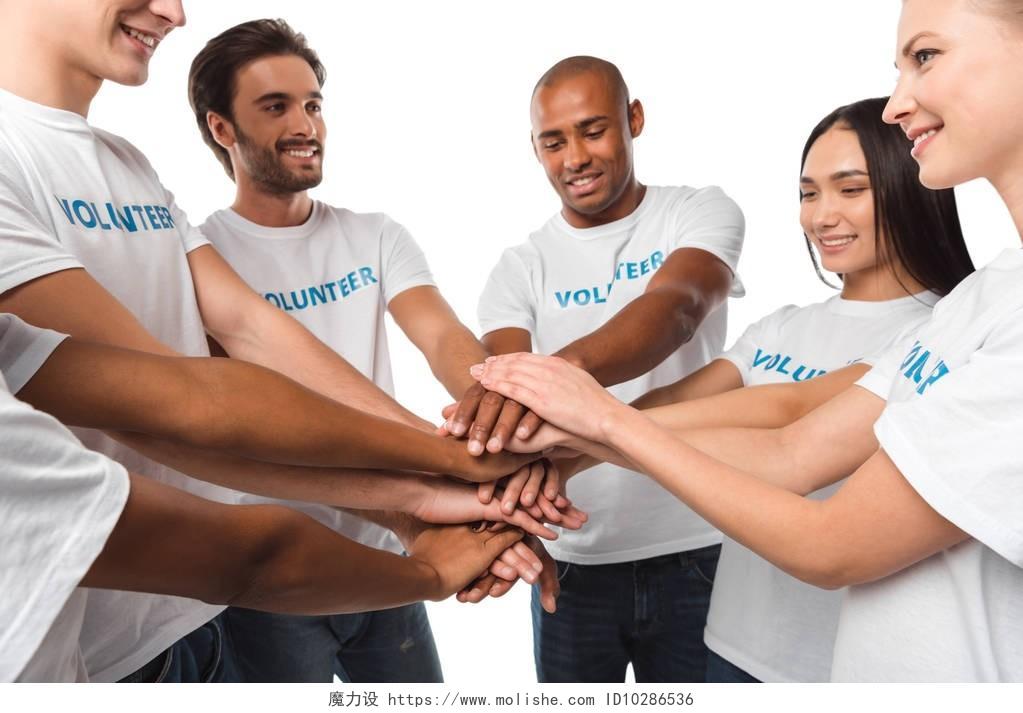 多民族青年志愿者在白色的团队姿态孤立团队加油开心幸福团队